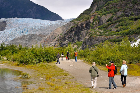 Zondag 7 augustus 2011 - Juneau - Wandeling langs een berenpad, en naar een waterval met op de achtergrond de Mendenhall Gletsjer