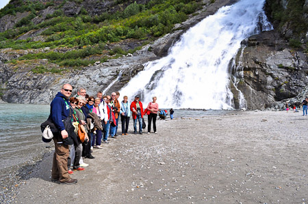 Zondag 7 augustus 2011 - Juneau - Wandeling langs een berenpad, en naar een waterval met op de achtergrond de Mendenhall Gletsjer