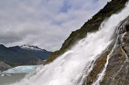 Zondag 7 augustus 2011 - Juneau - Wandeling langs een berenpad, en naar een waterval met op de achtergrond de Mendenhall Gletsjer