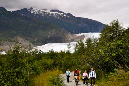 Zondag 7 augustus 2011 - Juneau - Wandeling langs een berenpad, en naar een waterval met op de achtergrond de Mendenhall Gletsjer