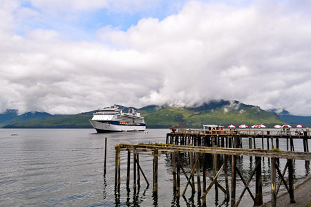 Dinsdag 9 augustus 2011 -  Icy Strait Point...Na een leuke wandeling nemen we een krab-lunch op de pier met zicht op ons cruiseschip. 