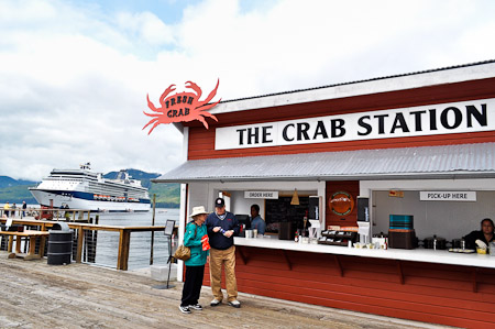 Dinsdag 9 augustus 2011 -  Icy Strait Point...Na een leuke wandeling nemen we een krab-lunch op de pier met zicht op ons cruiseschip. 