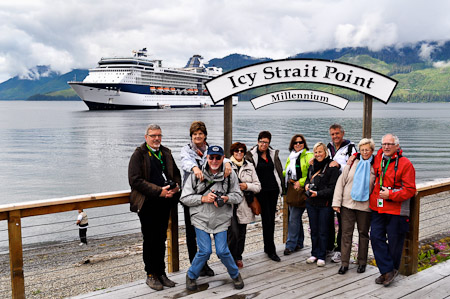 Dinsdag 9 augustus 2011 -  Icy Strait Point...Na een leuke wandeling nemen we een krab-lunch op de pier met zicht op ons cruiseschip. 