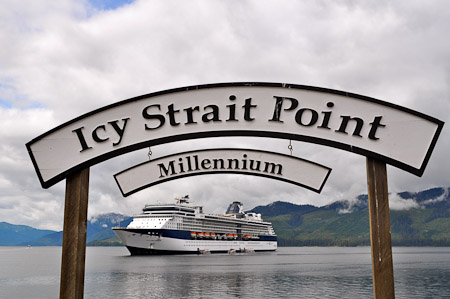 Dinsdag 9 augustus 2011 -  Icy Strait Point...Na een leuke wandeling nemen we een krab-lunch op de pier met zicht op ons cruiseschip. 