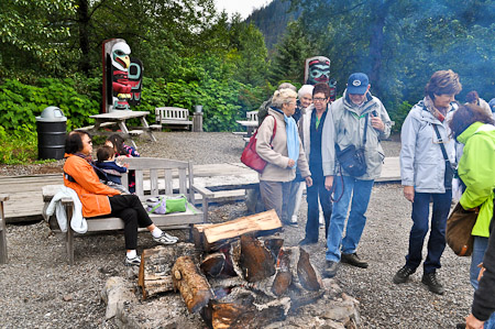 Dinsdag 9 augustus 2011 -  Icy Strait Point...Na een leuke wandeling nemen we een krab-lunch op de pier met zicht op ons cruiseschip. 