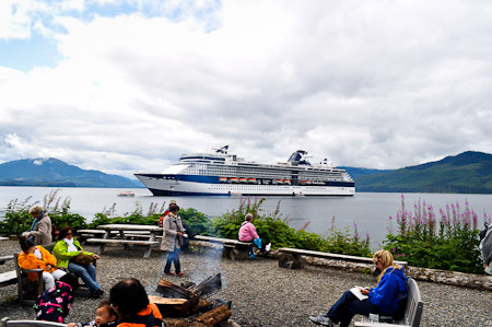 Dinsdag 9 augustus 2011 -  Icy Strait Point...Na een leuke wandeling nemen we een krab-lunch op de pier met zicht op ons cruiseschip. 