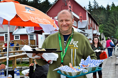 Dinsdag 9 augustus 2011 -  Icy Strait Point...Na een leuke wandeling nemen we een krab-lunch op de pier met zicht op ons cruiseschip. 