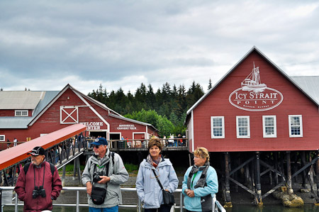 Dinsdag 9 augustus 2011 -  Icy Strait Point...Na een leuke wandeling nemen we een krab-lunch op de pier met zicht op ons cruiseschip. 