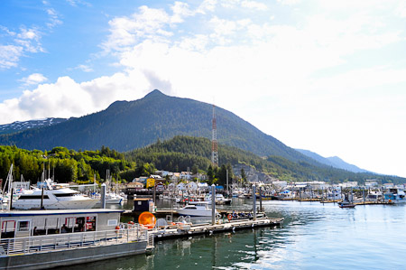 Woensdag 10 augustus 2011 - Met mooi weer wandelen we in Ketchikan door Creek Street en Ketchikan Creek naar de Deer Mountain