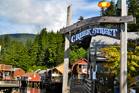 Woensdag 10 augustus 2011 - Met mooi weer wandelen we in Ketchikan door Creek Street en Ketchikan Creek naar de Deer Mountain