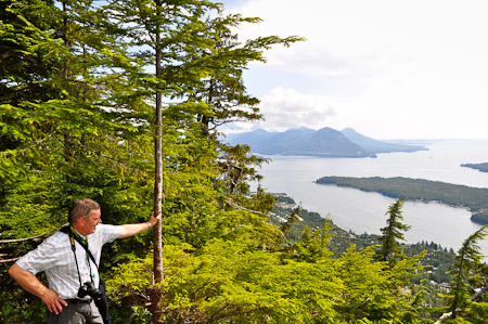 Woensdag 10 augustus 2011 - Met mooi weer wandelen we in Ketchikan door Creek Street en Ketchikan Creek naar de Deer Mountain