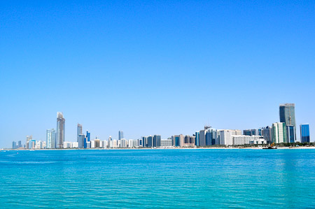 Zaterdag 12 maart 2011 – Abu Dhabi – V.A.E. – de ‘Corniche’ met helderblauw water...