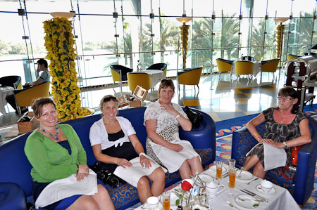 Zondag 13 maart 2011 - Dubai - V.A.E. - High Tea in de Burj Al Arab