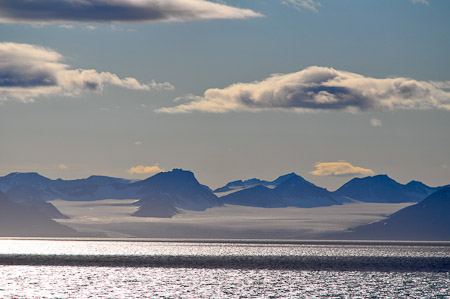 Vrijdag 15 juli 2011 - geweldig mooie  afvaart vanuit Longyearbyen - Spitsbergen...